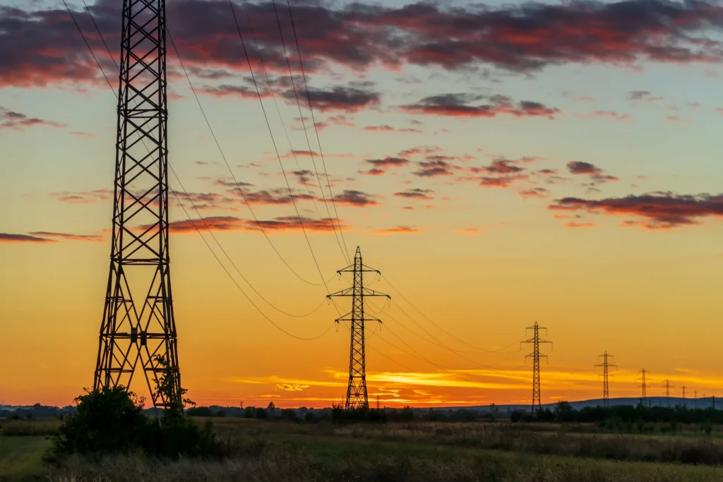 Torres de transmissão de energia ao pôr do sol