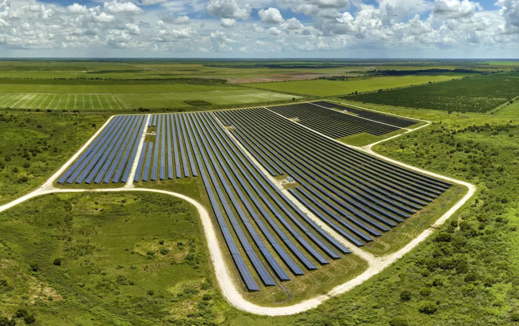 Usina solar fotovoltaica vista de cima
