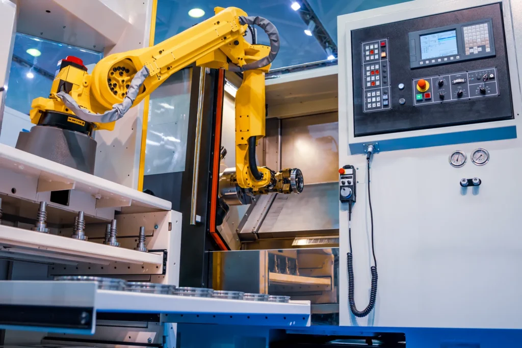 Braço robótico em linha de produção automatizada