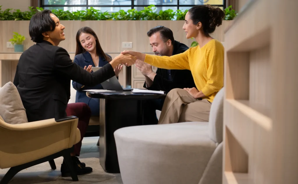 Equipe em reunião de negócios em escritório moderno