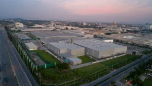 Parque industrial com galpões visto de cima