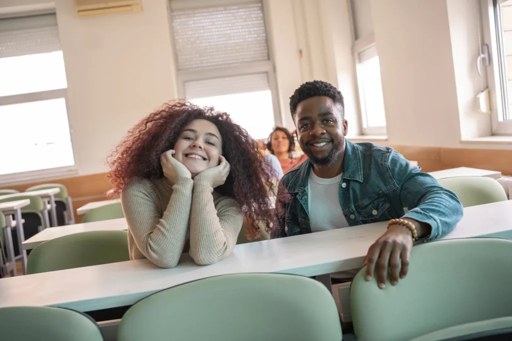 Estudantes universitários sorrindo em sala de aula