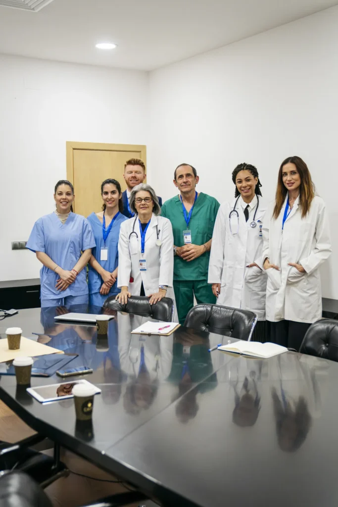 Equipe médica reunida em hospital