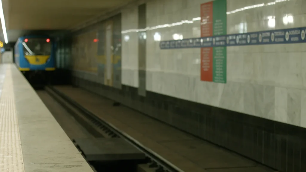 Trem de metrô chegando à estação