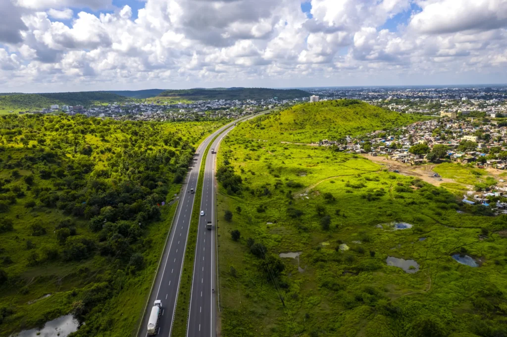 Rodovia vista de cima entre áreas verdes