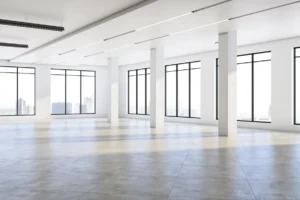 Andar corporativo vazio com vista para a cidade