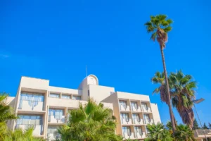 Fachada de hotel com palmeiras
