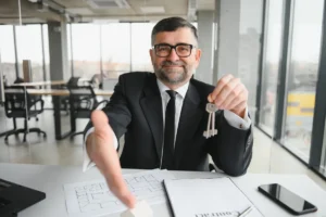Executivo entregando as chaves de um escritório comercial
