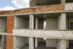 Prédio em construção com estrutura de concreto