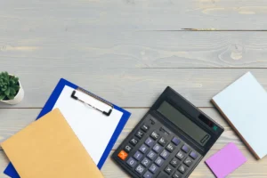 Calculadora e documentos sobre a mesa
