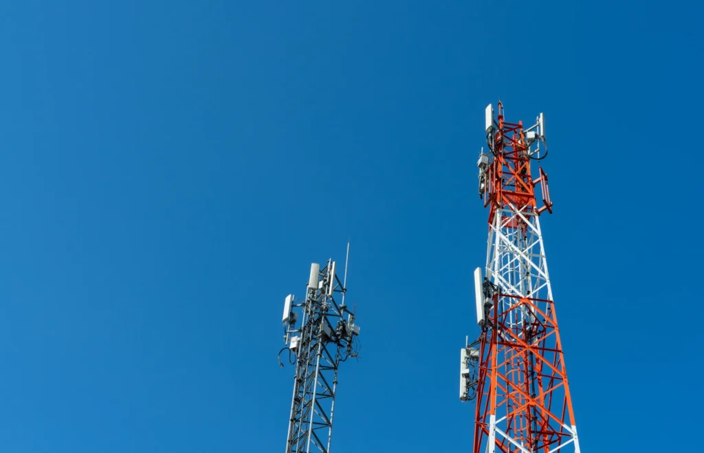 Torres de telecomunicações contra o céu azul